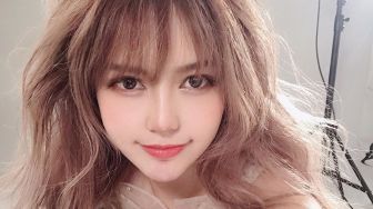 Cantik dan Berponi, Ini Bukti Grace Chow Mirip Lisa Blackpink