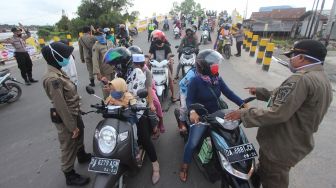 Suasana hari pertama Pembatasan Sosial Berskala Besar (PSBB) di perbatasan Kota Banjarmasin, Kalimantan Selatan, Jumat (24/4). [ANTARA FOTO/Bayu Pratama]