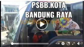 CEK FAKTA: Berkeliaran Saat PSBB di Bandung Akan Dipukul Rotan, Benarkah?