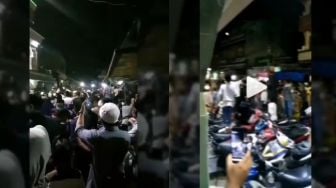 Viral Warga Makassar Berkerumun Salat Tarawih di Masjid Padahal PSBB