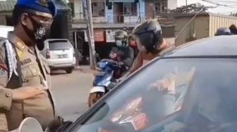 Viral! Disetop karena Langgar PSBB, Emak-emak Malah Maki-maki Petugas