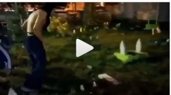 Video Pemuda Bangunkan Sahur di Tengah Makam, Warganet: Enggak Ada Akhlak