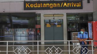 Petugas berjaga di stasiun keberangkatan Bandara Halim Perdana Kusuma, Jakarta Timur, Sabtu (25/4). [Suara.com/Alfian Winanto]
