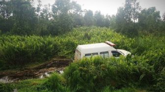 Gara-gara Sopir Ngantuk, Ambulans Pembawa Pasien Corona Nyungsep ke Parit