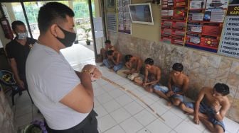 Kapolsek Lubuk Begalung, AKP Andi Parningotan Lorena (kedua kiri) menanyai sejumlah remaja yang diamankan di kantor Polsek Lubuk Begalung, Padang, Sumatera Barat, Sabtu (25/4). [ANTARA FOTO/Iggoy el Fitra]

