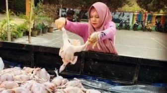 Borong Ayam Peternak yang Sepi Pembeli, Gus Miftah Bagikan ke Warga Kampung