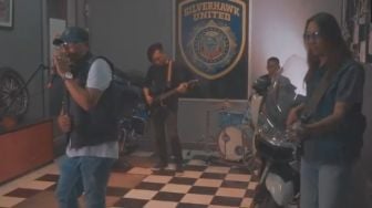 Anggota Polisi Bikin Lagu Rock soal Mafia Bola