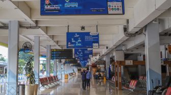 Warga melintas di Bandara Halim Perdana Kusumah, Jakarta Timur, Sabtu (25/4). [Suara.com/Alfian Winanto]