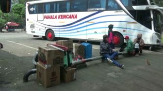 Pemudik Asal Jawa Timur Tertahan di Terminal Poris