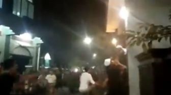 Video Warga Ngamuk di Depan Masjid, Diduga Akibat Dilarang Salat Tarawih