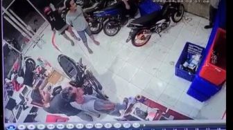 Terekam CCTV Dikira Begal, 2 Pemuda Bawa Sajam ke Kantor Kurir Ternyata...