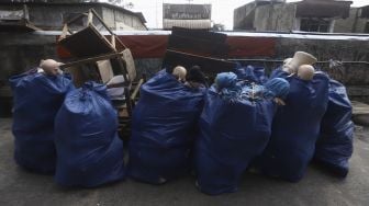 Suasana di pasar Tanah Abang yang sepi pengunjung pada hari kedua di bulan suci Ramadhan akibat pandemi virus Corona (COVID-19) di Jakarta, Minggu (26/4). [Suara.com/Angga Budhiyanto]