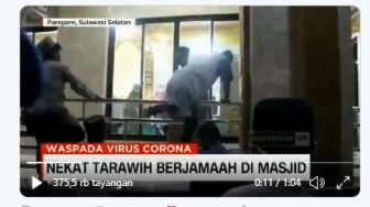 Masjid Ditutup, Warga Ngotot Panjat Pagar Demi Salat Tarawih