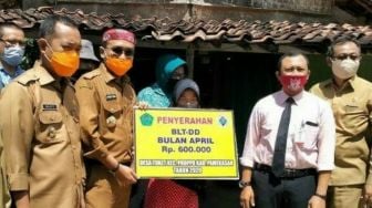 Di Desa Toket, 106 Warga yang Bekerja Jadi Petani dan Pemulung Dapat BLT-DD