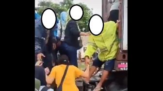 Viral Truk Kontainer Bawa Penumpang di Saat Larangan Mudik, Miris Lihatnya