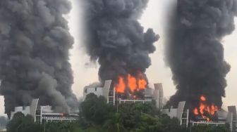 Detik-detik  Gereja Basilea Christ Cathedral Serpong Terbakar