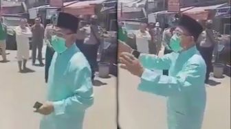 Ustaz Turun ke Jalan Ceramahi Warga yang Masih Salat Jamaah di Masjid