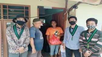 Bantuan Pemerintah Tak Jelas, HMI MPO Bagi Sembako dan Hand Sanitizer