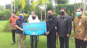 Dukung Penanggulangan Covid-19, BMPD Bali Serahkan APD ke Pemkab Gianyar