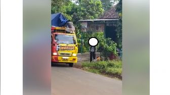 Viral Video Pemudik Bandel Turun dari Bak Truk saat Larangan Mudik