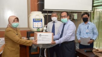 UNY Bagikan 400 APD hingga Masker Buatan Sendiri untuk Nakes di 4 Kabupaten