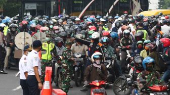 Polisi Bubarkan 9.327 Kerumunan Selama PSBB Surabaya dan Malang Raya