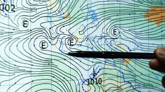 Petugas BMKG (Badan Meteorologi Klimatologi dan Geofisika) menunjukkan peta sirkulasi udara siklonik di Jawa bagian Barat, di perairan Kalimantan Barat, dan di Perairan Utara Maluku dan Papua akibat dinamika atmosfer dan pergerakan udara yang tidak stabil dari Samudera Pasifik dan Samudera Hindia di Laboratorium BMKG Serang, Banten, Selasa (28/4).  [ANTARA FOTO/Asep Fathulrahman]