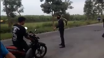 Balap Liar Seketika Bubar, Gerombolan Pria Bawa Kayu Rotan Alasannya