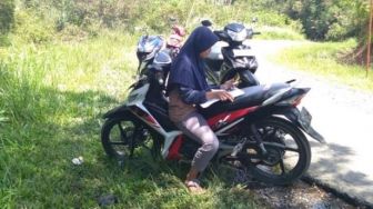 Tak Ada Sinyal, Pelajar di Agam Tempuh Dua Kilometer Ikuti Kelas Daring