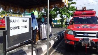 Ikut Rapid Test Drive Thru, Anggota BPBD Bantul Datang dengan Mobil Damkar