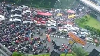 Petugas PSBB Surabaya Cek Suhu Pengendara, Bundaran Waru Macet Total