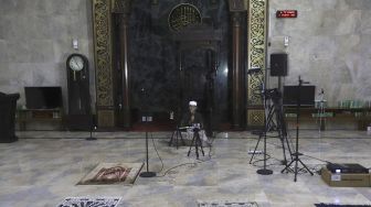 Suasana tadarus Al-Quran secara online di Masjid Agung Sunda Kelapa, Jakarta, Selasa (28/4). [Suara.com/Angga Budhiyanto]
