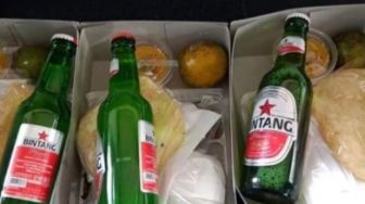 Beredar Foto Nasi Kotak Berisi Bir, Netizen: Botol Cuka?