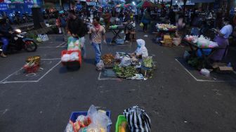 Suasana di pasar pagi akan habis kepada pedagang di Pasar Pagi Salatiga, Jawa Tengah, Rabu (29/4).  [ANTARA FOTO/Aloysius Jarot Nugroho]