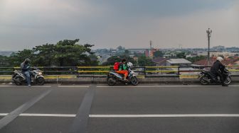 Warga ngabuburit di Flyover Pasar Rebo, Jakarta Timur, Kamis (30/4). [Suara.com/Alfian Winanto]