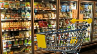 Varian Omicron Meningkat, Rak-rak Supermarket Di AS Kosong Kekurangan Pasokan