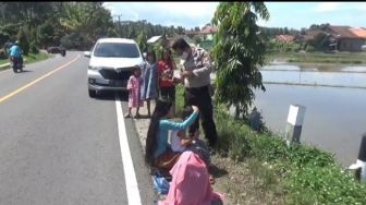 Diduga Depresi Saat Corona, Ibu dan Anak Nekat Berjemur Berjam-jam di Jalan