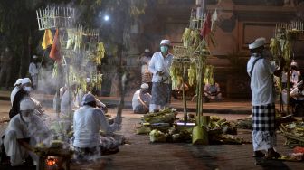 Umat Hindu mengikuti ritual upacara Caru Antha Septa di kawasan Catur Muka, Denpasar, Bali, Rabu (29/4).   [ANTARA FOTO/Fikri Yusuf]