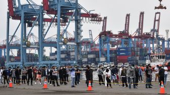 Warga Negara Indonesia (WNI) yang menjadi anak buah kapal Kapal Pesiar MV Carnival Splendor tiba di Pelabuhan JICT, Tanjung Priok, Jakarta, Kamis (30/4).  [ANTARA FOTO/Nova Wahyudi]