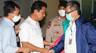 Terpidana mantan Ketua Umum PPP Muhammad Romahurmuziy (tengah) dijemput tim kuasa hukumnya, saat keluar dari Rumah Tahanan (Rutan) K4, di Gedung KPK , Jakarta, Rabu (29/4).  [Suara.com/Alfian Winanto]
