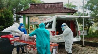 Tiba-tiba Pingsan, Perempuan Ini Dijemput Ambulan Covid-19 Beserta APD