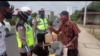 Ditegur Tak Pakai Masker, Jawaban Kakek Ini Bikin Petugas Tak Berkutik