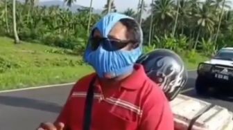 Pemotor Ini Nekat Pakai Masker Nyeleneh, Alasannya Bikin Geli