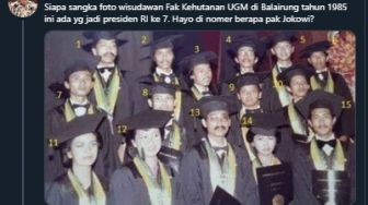 Lagi-lagi Sangsi Foto Jokowi Diwisuda, Alumni UGM Buat Netizen Ini Terdiam