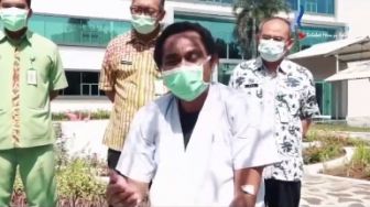 Berhasil Sembuh dari Virus Corona, Izak: Kumis Saya Dicukur Perawat