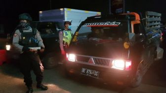 Polisi Tilang 15 Travel Gelap Angkut Ratusan Pemudik di Cikarang Barat