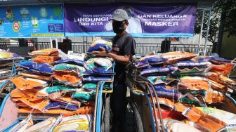 Tukang becak mendistribusikan paket Santunan Hadapi Bencana Tunai (Sahabat) kepada warga terdampak pandemi COVID-19 di Kelurahan Ngronggo, Kota Kediri, Jawa Timur, Jumat (1/5). [ ANTARA FOTO/Prasetia Fauzani]