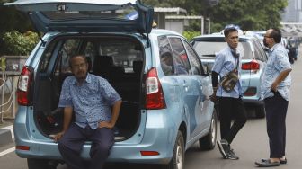 Sejumlah supir taksi menunggu penumpang di Jalan Jenderal Sudirman, Jakarta, Jumat (1/5). [Suara.com/Angga Budhiyanto]