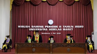 Rektor Universitas Sebelas Maret (UNS), Jamal Wiwoho (ketiga kiri) menyampaikan pidato pada acara Wisuda Daring Periode II 2020 UNS di auditorium universitas setempat, Solo, Jawa Tengah, Sabtu (2/5). [ANTARAFOTO/Maulana Surya]