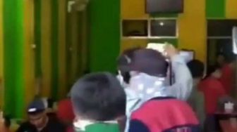 Pintu Dibuka Sedikit saat PSBB, Satpol PP Istigfar Lihat Isi Warung Ini